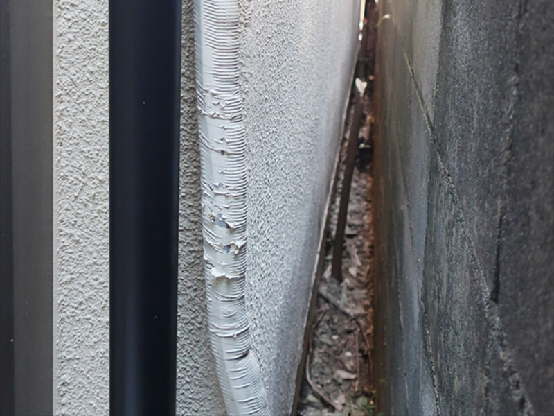 残念ながら、手を伸ばしてローラーが届く範囲までしか塗装できないため、下から数10cmは塗装できません。